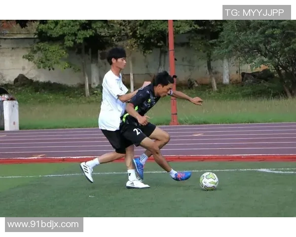 杨伟专访：从绿茵场到人生舞台的足球旅程回顾与反思